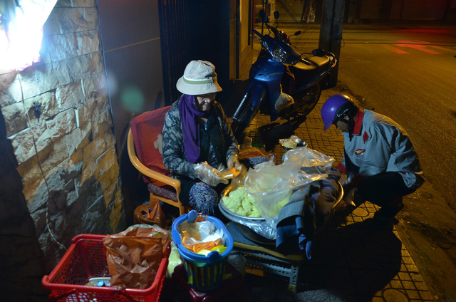 Người Sài Gòn đốt lửa sưởi ấm trong cái lạnh 20 độ C